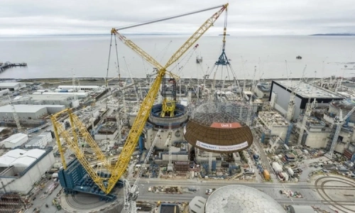 Cần cẩu lớn nhất thế giới nâng mái vòm 245 tấn